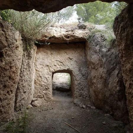 Cueva Alfano *